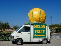 南仏、果物を売っているお店の宣伝カー